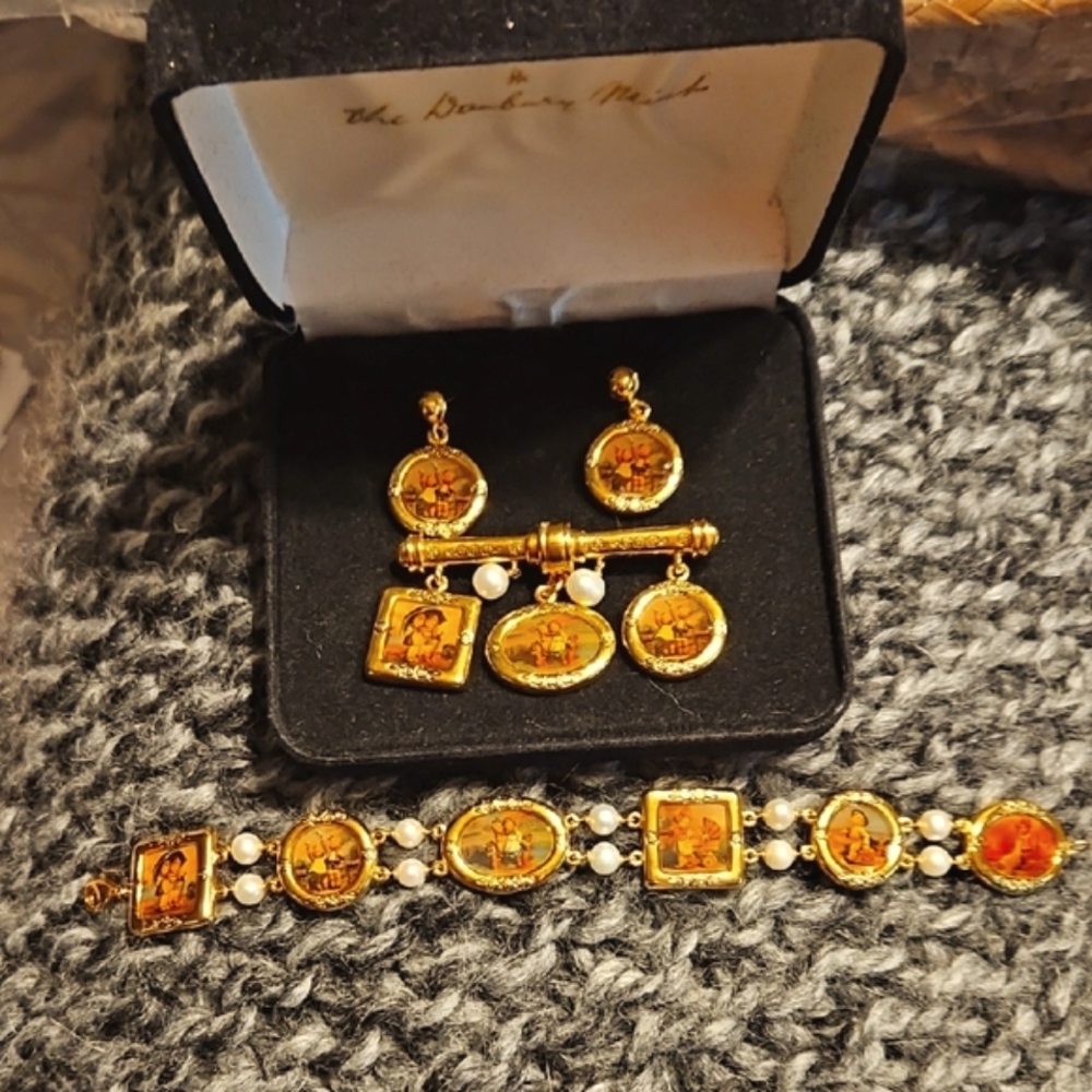 VNT Danbury Mint 3 Piece Jewelry Set With Pearls Hummel NWOT - Picture 6 of 6